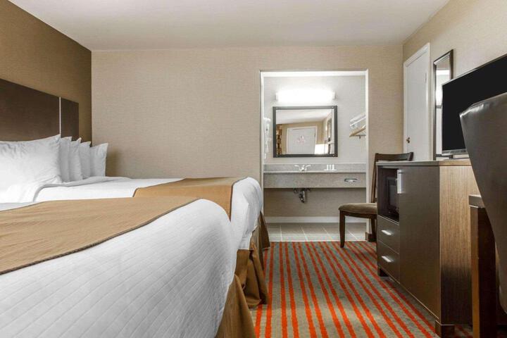 1 King Bed (2 of 3)