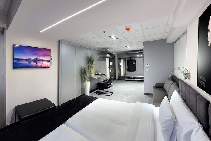 Room 11 of 33