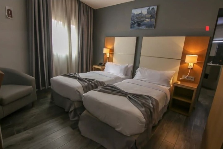 Room 6 of 28