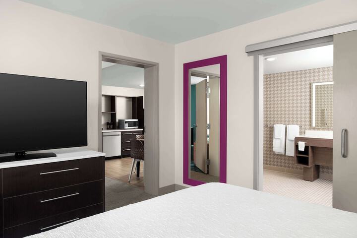 1 King Bed Hearing Accessible Studio Suite (8 of 16)