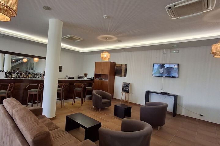 Lounge 84 of 102
