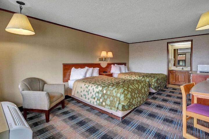2 Queen Beds (10 of 10)
