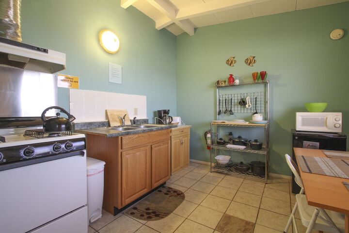Deluxe King with Full Kitchen (10 of 18)