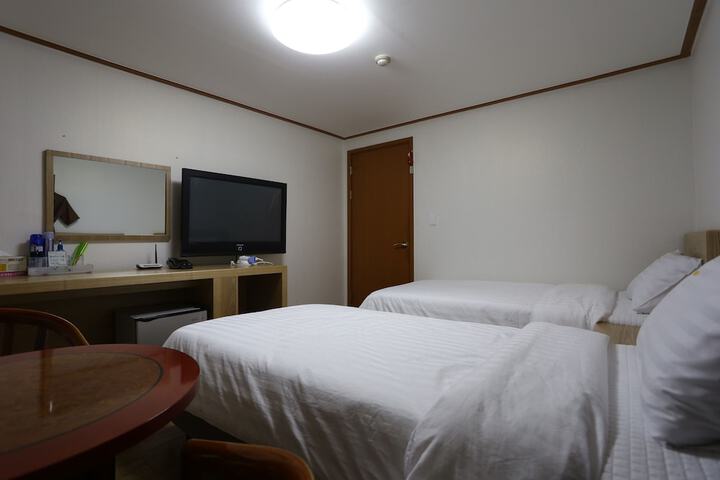 Room 12 of 28