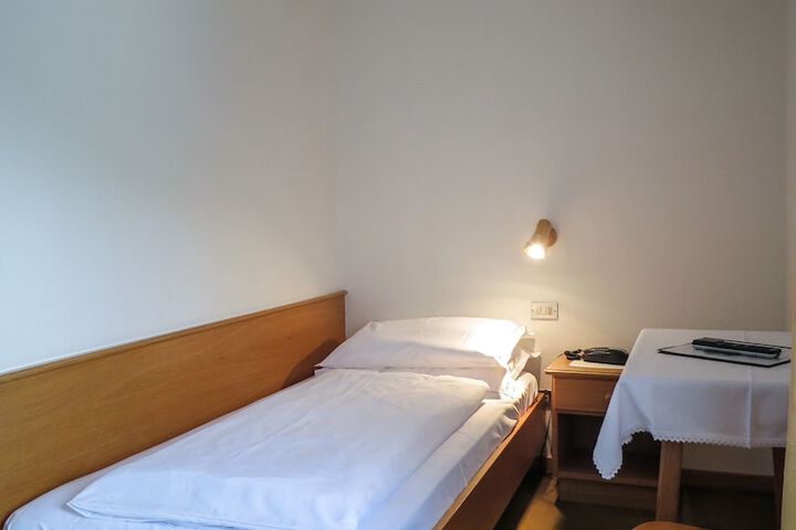 Room 7 of 31