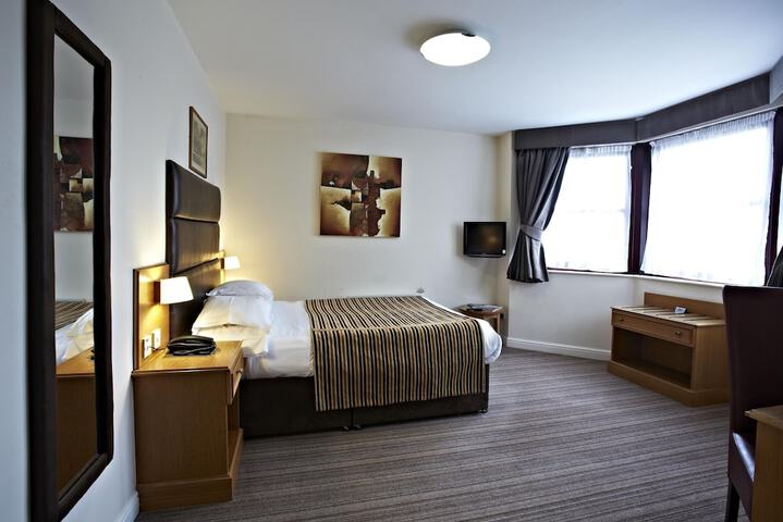 Room 4 of 103