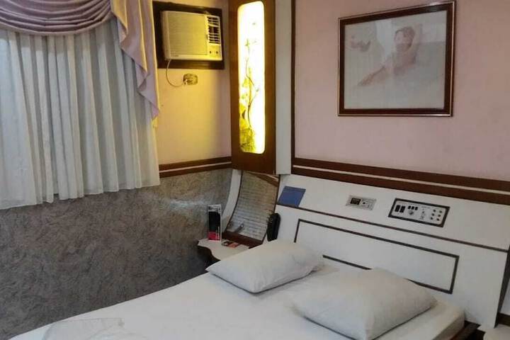 Room 8 of 28