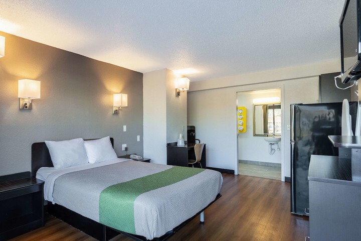 Deluxe Room 1 Queen Bed Kitchenette (21 of 24)