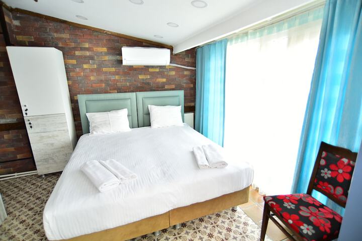 Room 25 of 38