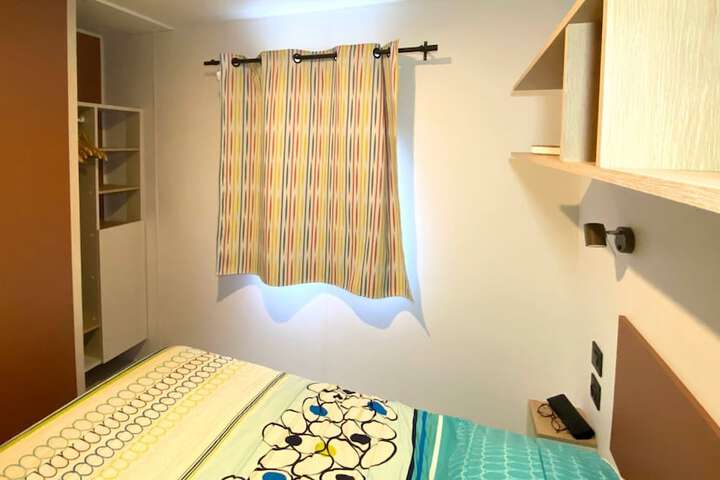 Room 33 of 182
