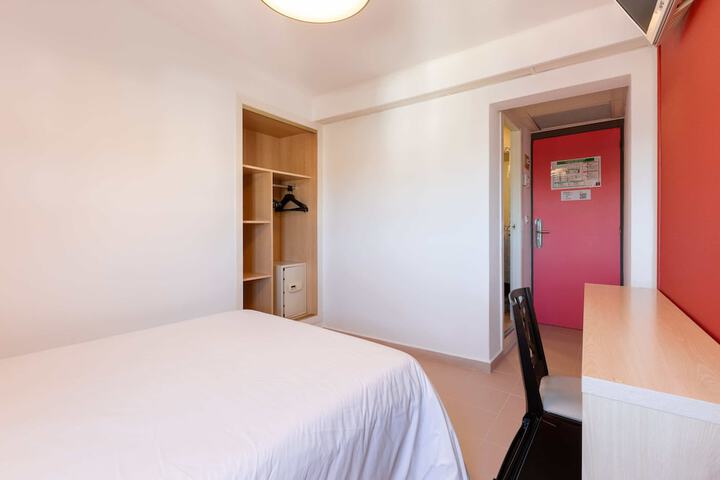 Room 8 of 62