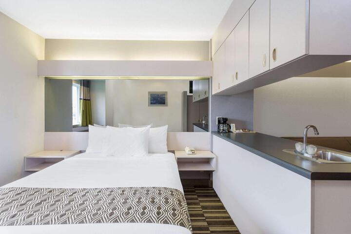 1 Queen Bed (5 of 18)