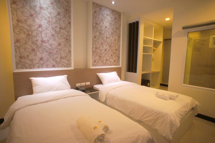 Room 10 of 27