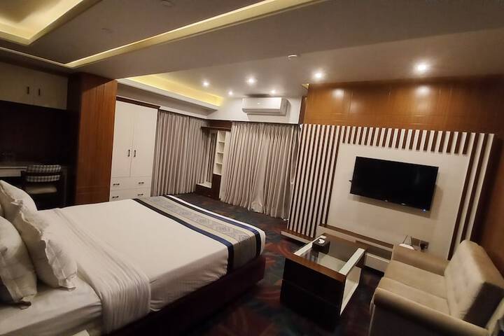 Room 33 of 76