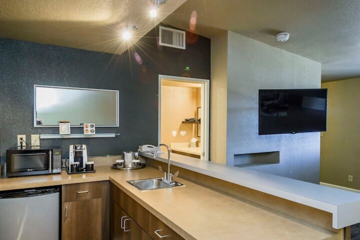 1 Bedroom Executive Suite King Bed (16 of 29)