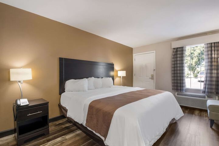 1 King Bed (13 of 13)