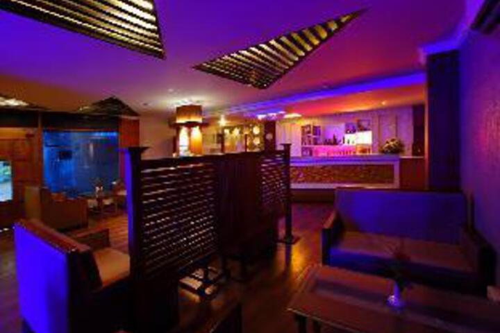 Lounge 5 of 20
