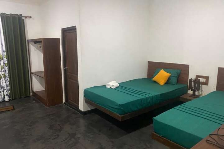 Room 3 of 93