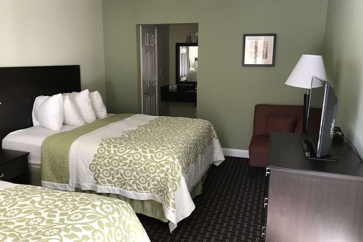 2 Queen Beds (2 of 11)