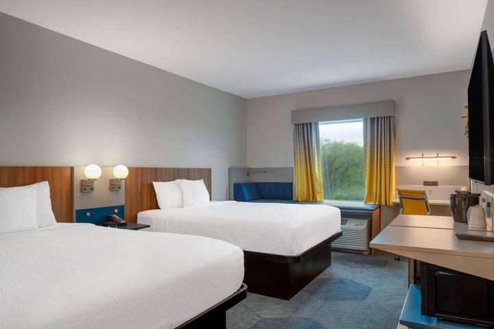 2 Queen Beds (5 of 9)