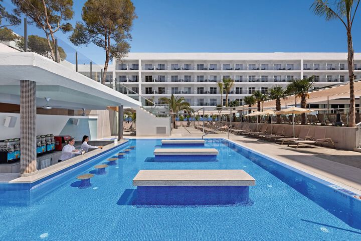 Swim-up bar
