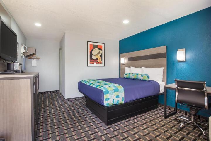 Queen Bed Pet Friendly (2 of 5)