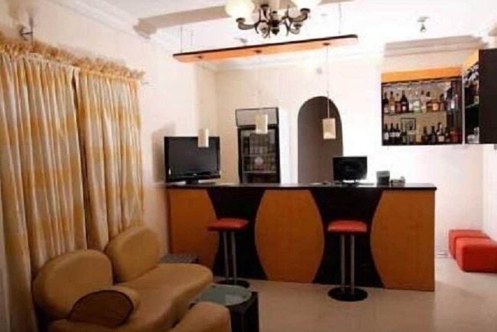 Lounge 10 of 11