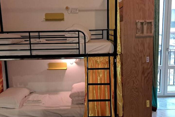 Room 6 of 28