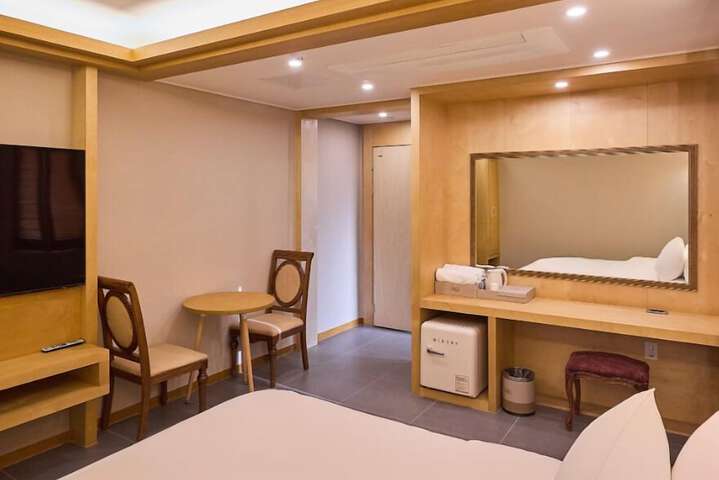 Room 9 of 38