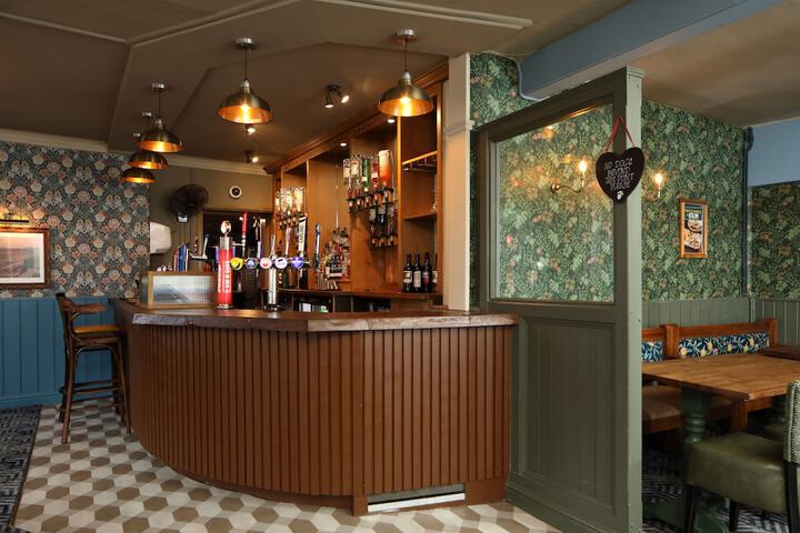 Lounge 16 of 24