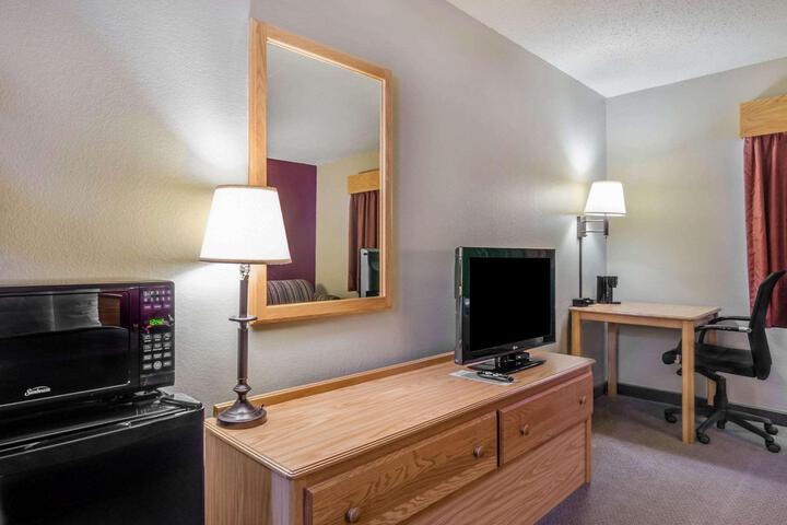 1 Queen Bed (2 of 4)
