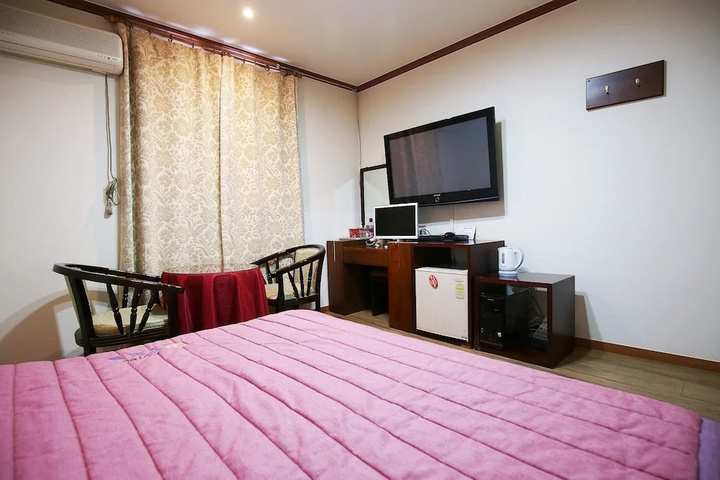 Room 3 of 7