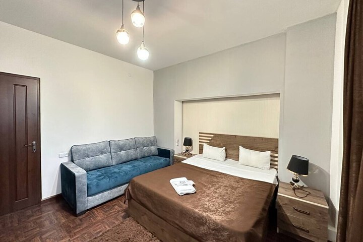 Room 10 of 12