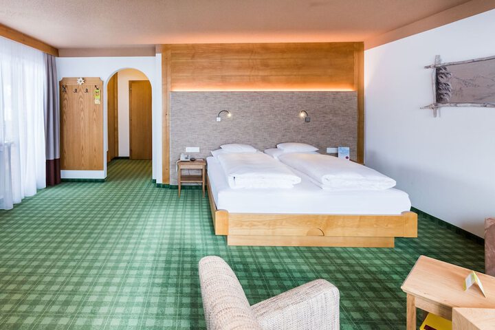 Room 4 of 90