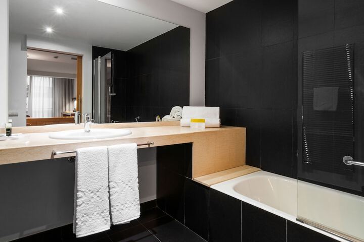 Room 14 of 28