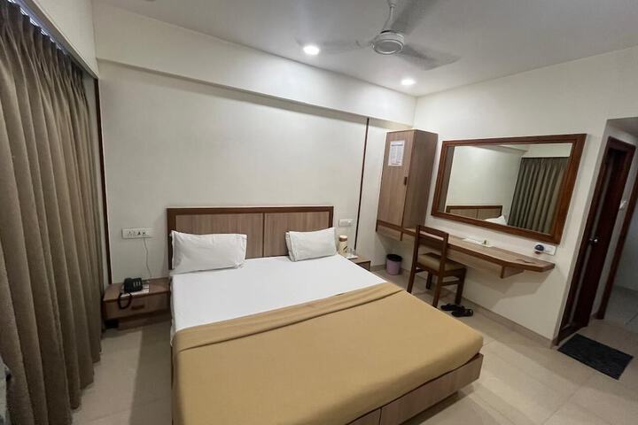 Room 7 of 16