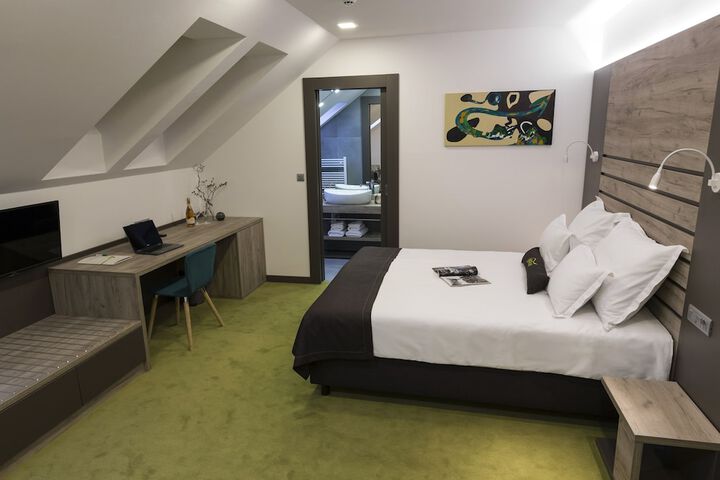 Room 12 of 36