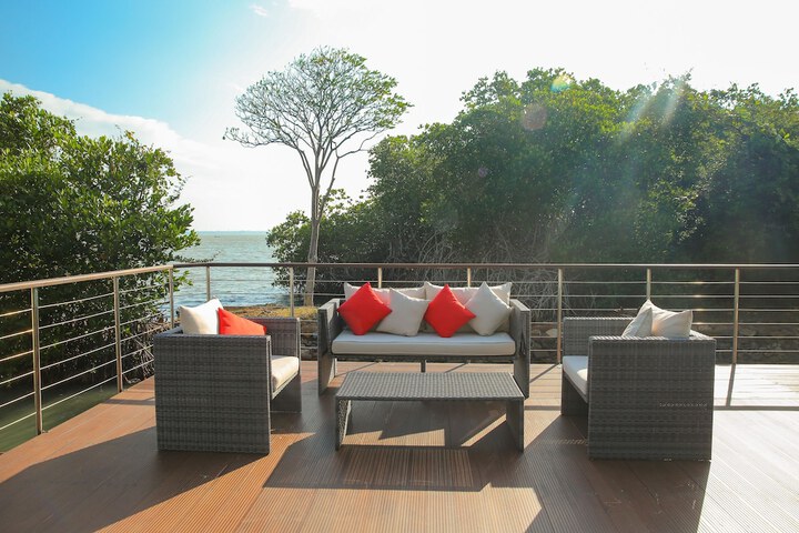Lounge 57 of 72