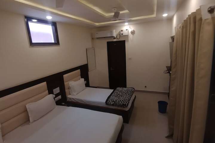 Room 12 of 28