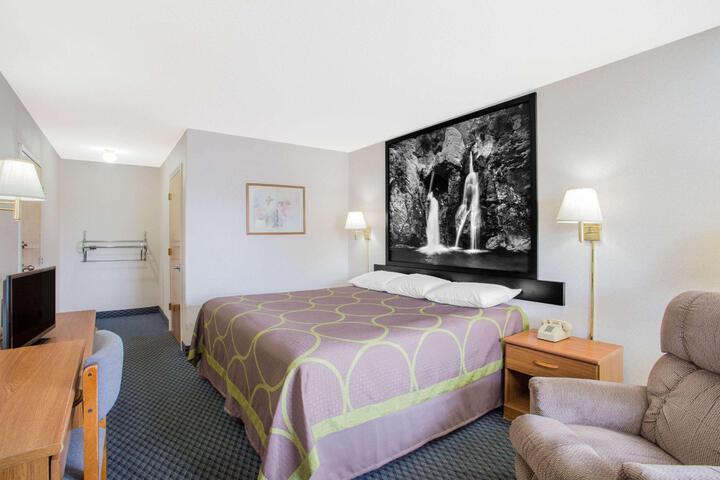 1 King Bed (13 of 15)