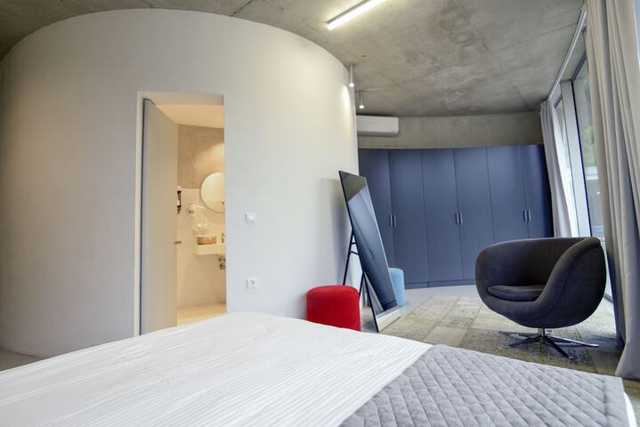 Room 28 of 67