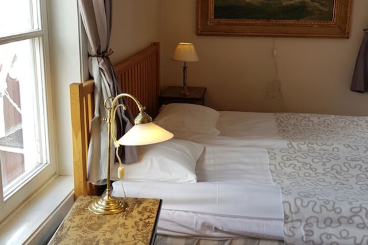 Room 10 of 33