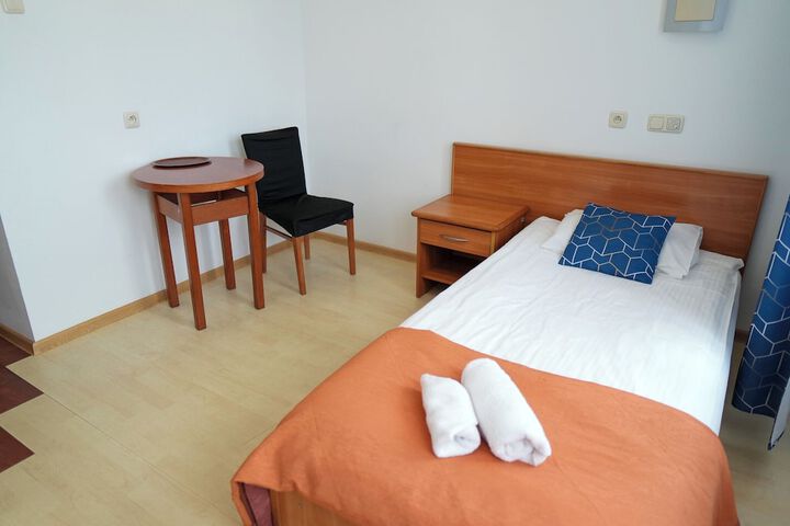 Room 5 of 77