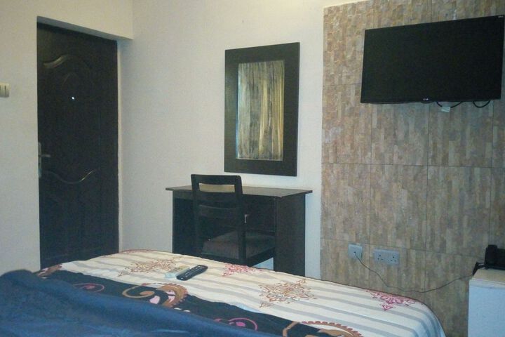 Room 12 of 27