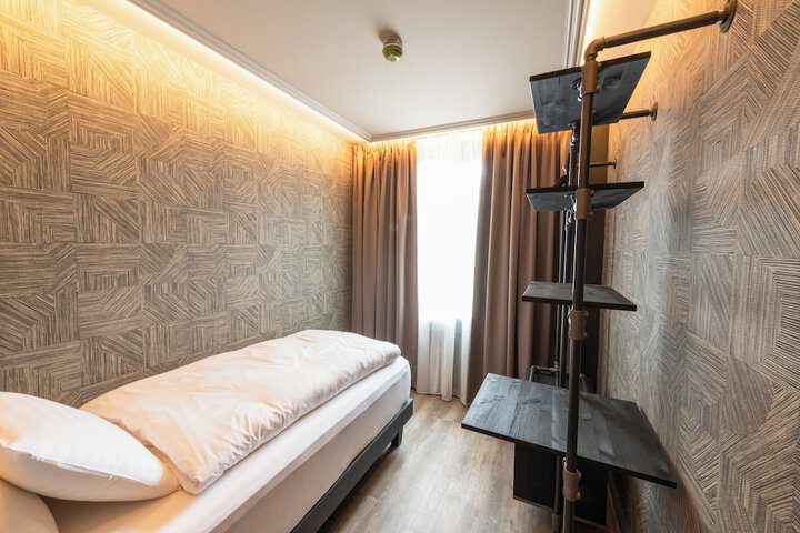 Room 16 of 65