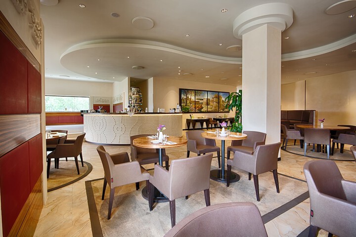 Lounge 106 of 136