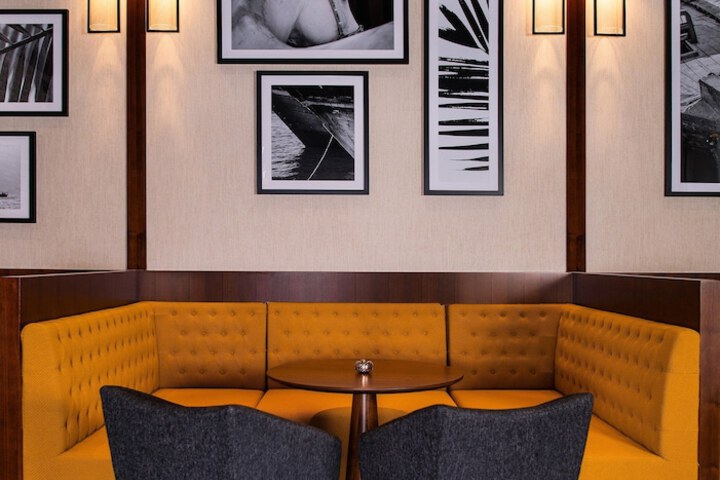 Lounge 44 of 51