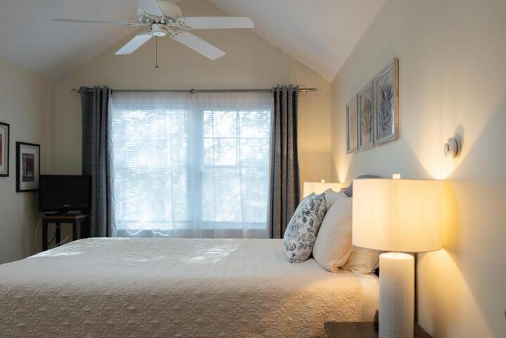 Deluxe Queen Bed (20 of 21)
