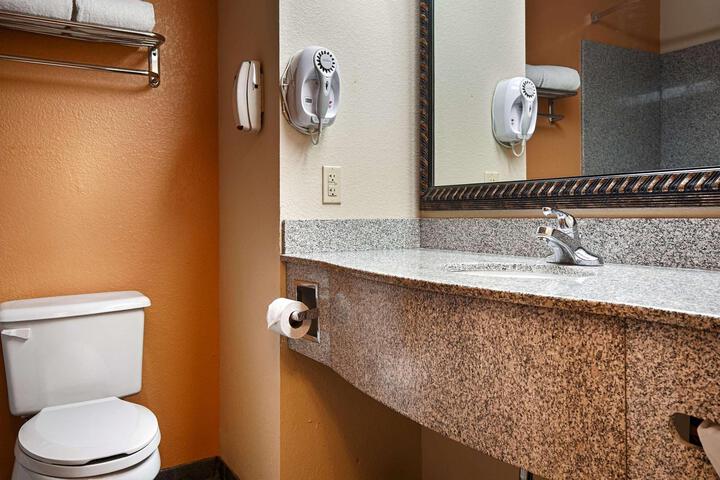 2 Queen Beds High Speed Internet Accessible Microwave and Refrigerator, Coffee Maker Iron and Ironing Board Hairdryer Full Breakfast (3 of 6)