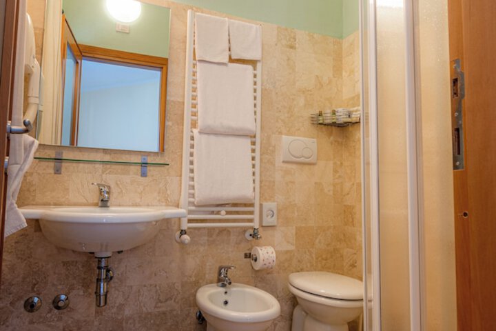 Room 16 of 46